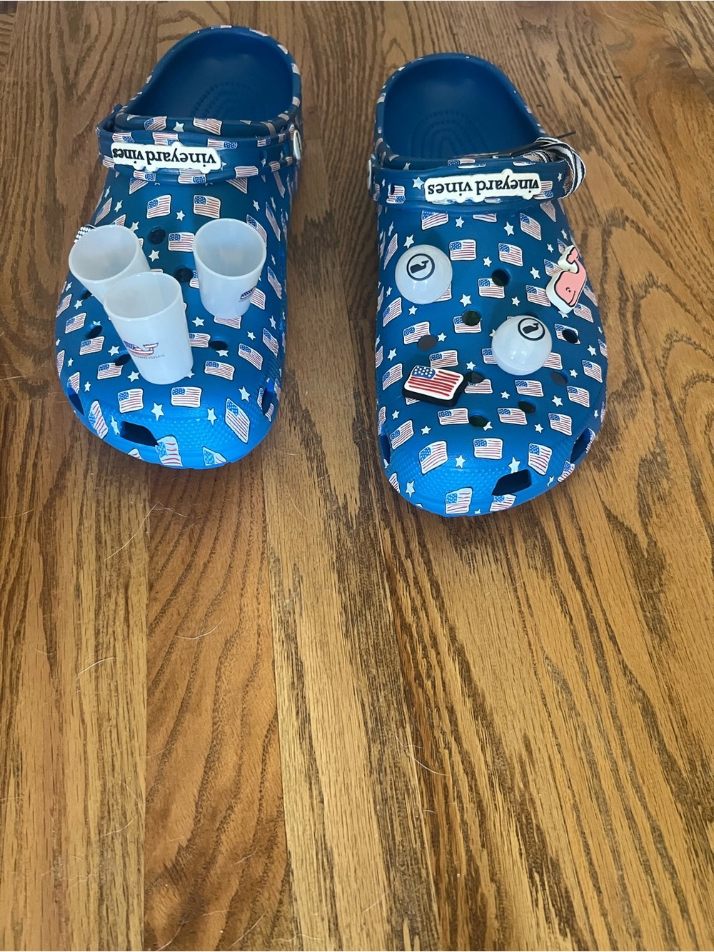 Vineyard Vines Mens Blue Flag Print Clogs with Charms